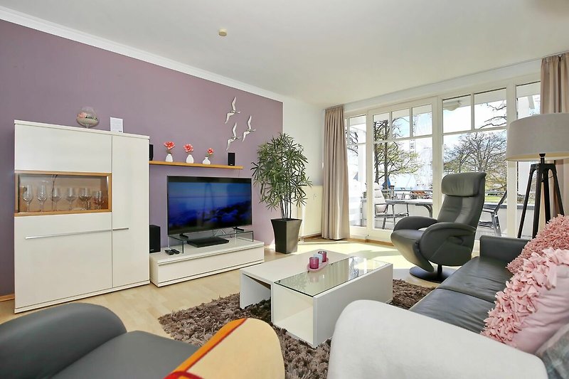Wohnzimmer mit Schlafcouch und TV