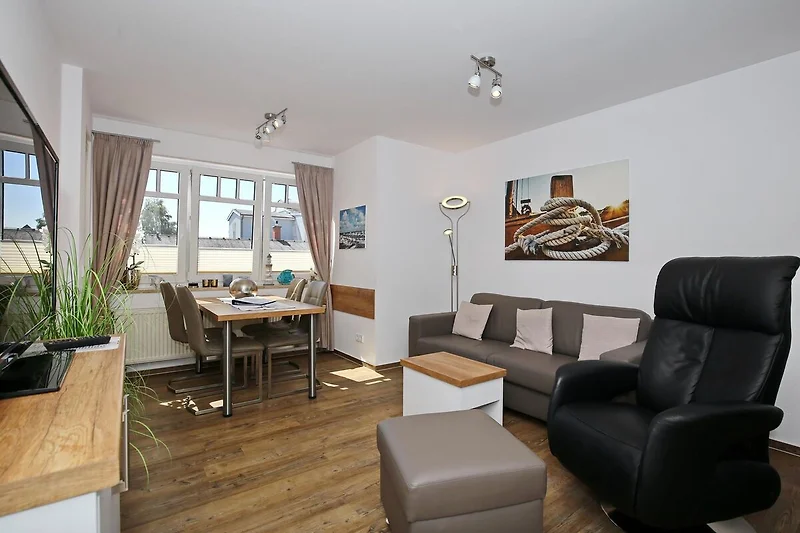 Wohnzimmer mit Sofa und TV