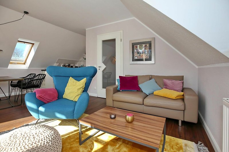 Wohnzimmer mit Sofa und Sessel