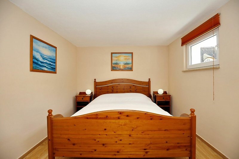 Schlafzimmer mit Doppelbett und Nachtschrank