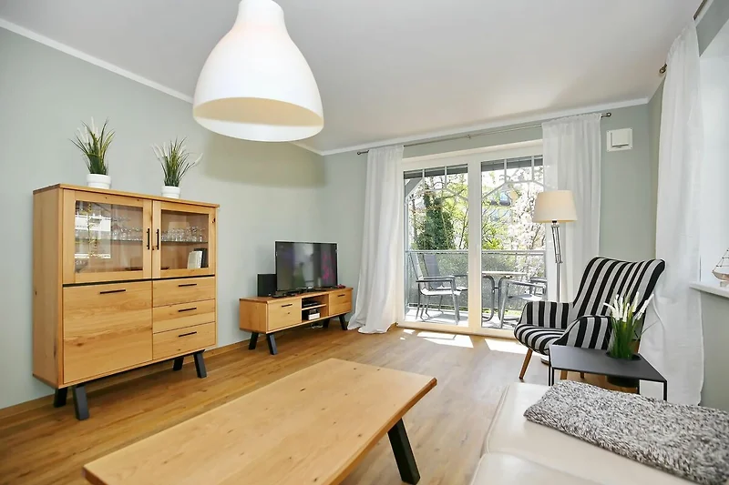 Wohnzimmer mit TV und Schrank