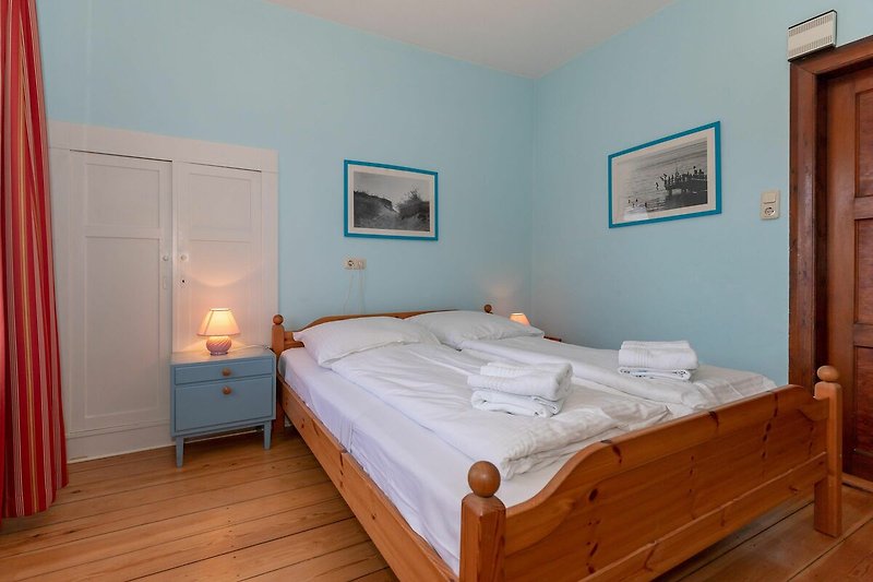 2. Schlafzimmer mit Doppelbett und Kleiderschrank
