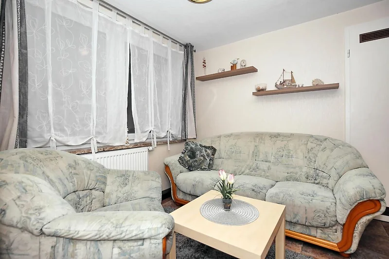 Wohnzimmer mit Sofa und Sessel