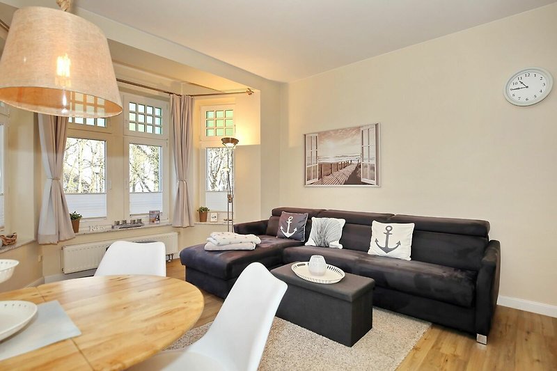 Wohnzimmer mit Schlafcouch und Essbereich