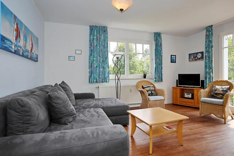 Wohnzimmer mit Sofa und TV