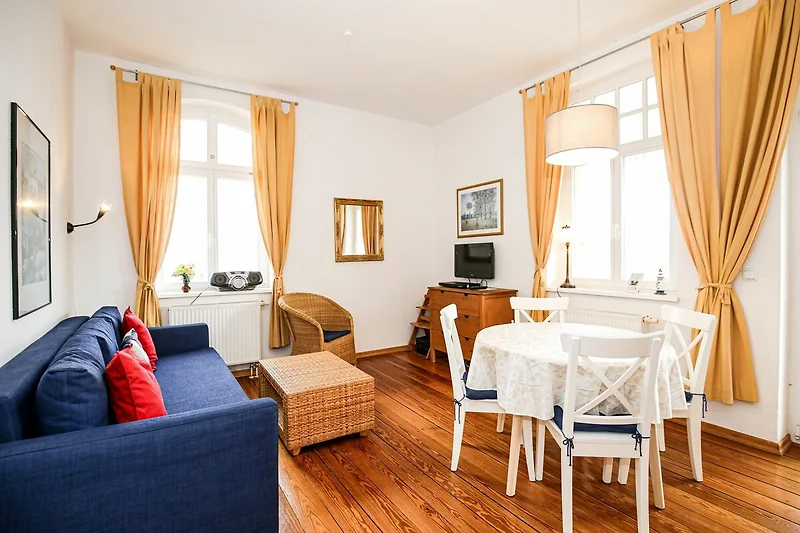 Wohnzimmer mit Sitzecke und TV