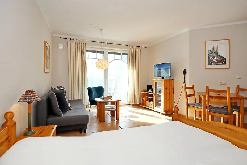 Wohnzimmer mit Sitzecke und TV