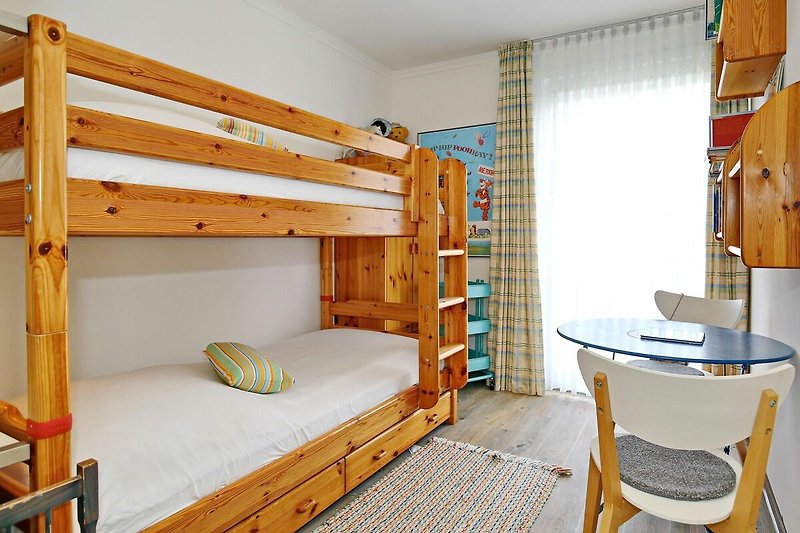 2. Schlafzimmer mit Etagenbett und Kleiderschrank