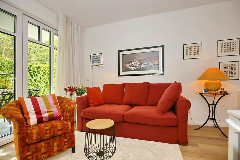 Wohnzimmer mit Sofa und Sessel