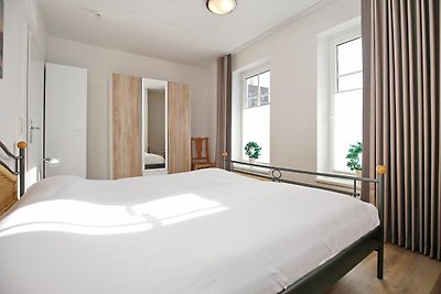 erstes Schlafzimmer mit Doppelbett und Fenstern