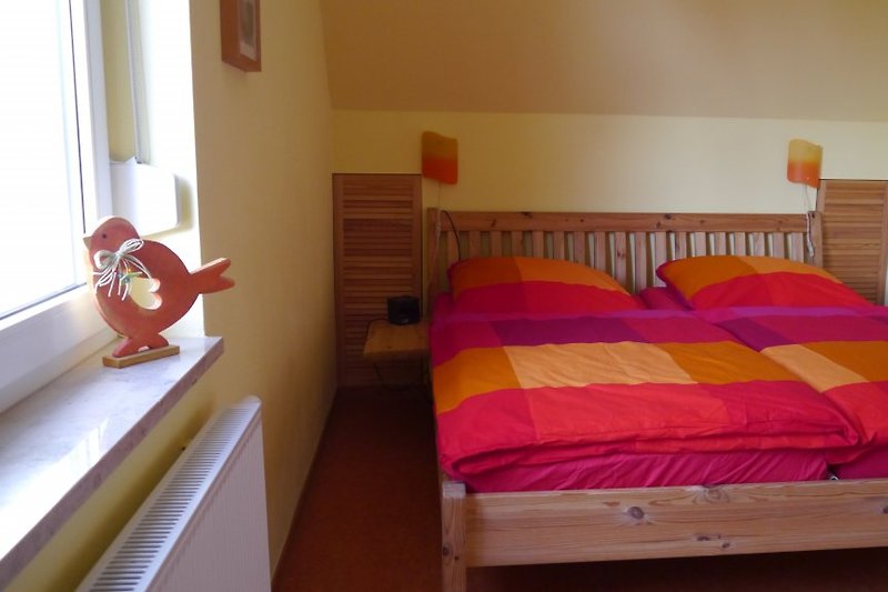 Schlafzimmer mit Doppelbett im ersten OG