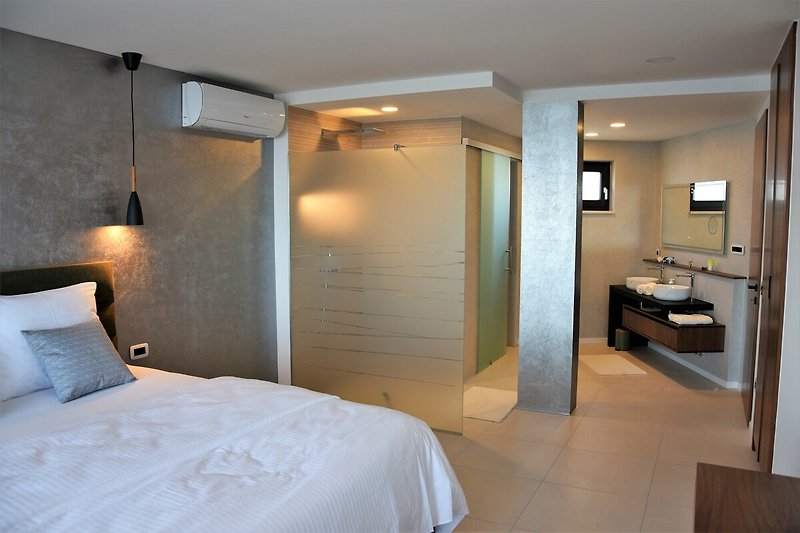 Schlafzimmer 2 mit integriertem Bad