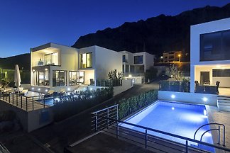 **Firstminute 2019** Villa mit Pool