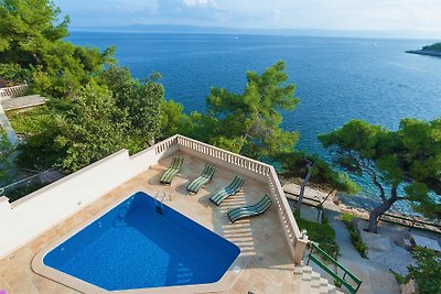 *Villa mit Pool, direkt am Strand*
