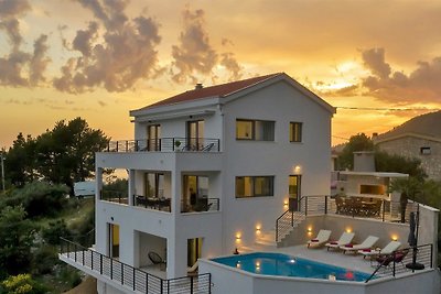 Villa Vivace with pool and sea view