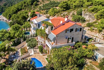 *Villa mit Pool, direkt am Strand*