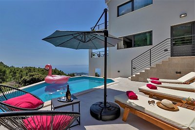 Villa Vivace con piscina y vistas al mar
