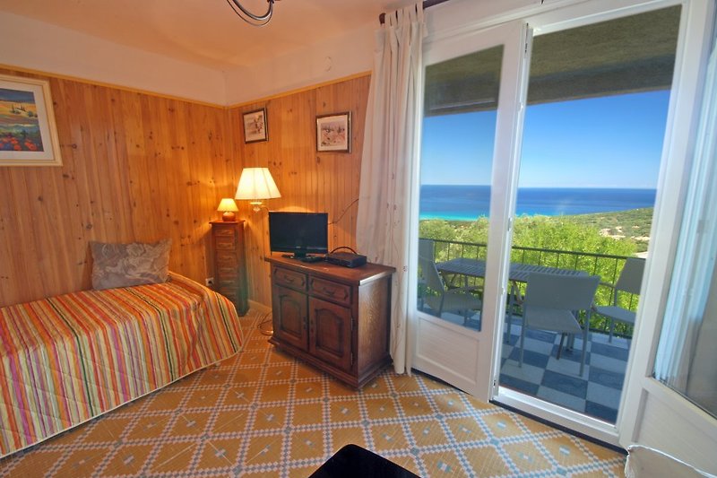 Détendez-vous dans ce salon en bois avec vue  mer et nature