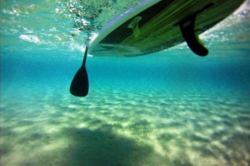 Profitez de  la mer turquoise et de son sable fin en stand up paddle. Paradis à 1 km à découvrir.