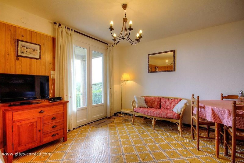 Profitez du confort et de l'élégance de cette pièce avec son mobilier en bois.