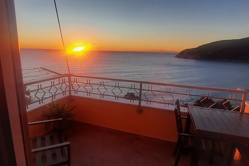 Sonnenaufgang über dem Meer vom Balkon aus.
