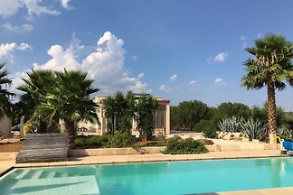Grande casa in posizione riparata con ampio e meraviglioso giardino