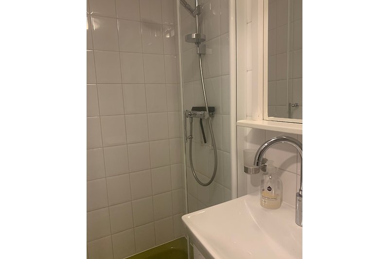 kleines Bad mit Dusche