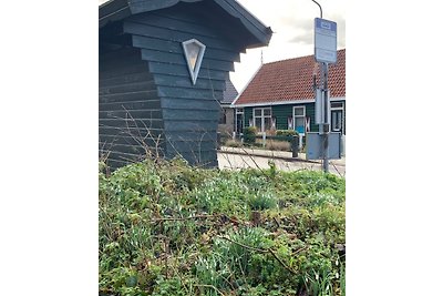 Kleines Haus mit großem Garten