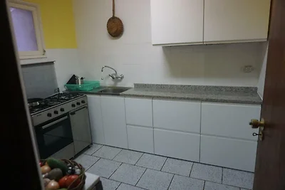 Moderne Küche mit Granit-Arbeitsplatte, Edelstahl-Spüle und Gasherd/Backofen. Moderne Küche mit Granit-Arbeitsplatte, Edelstahl-Spüle und Gasherd/Backofen.