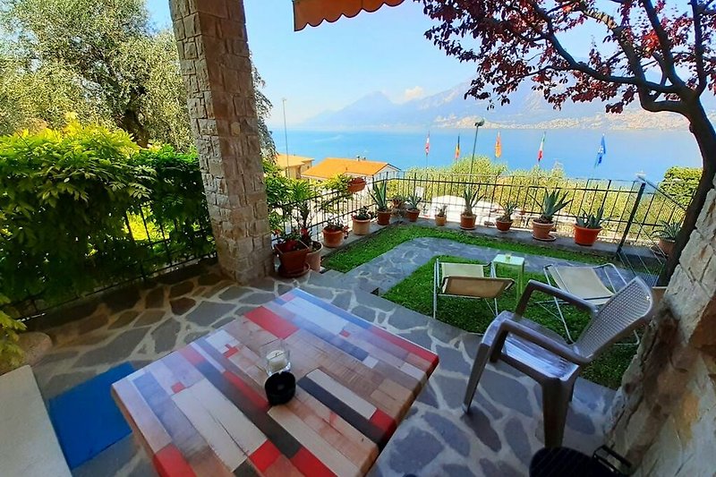 Geräumige Terrasse mit Gartenmöbeln und Blick auf den Innenhof.