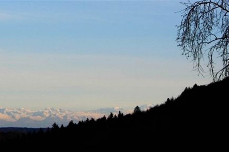 Widok na Alpy z poddasza lub tarasu