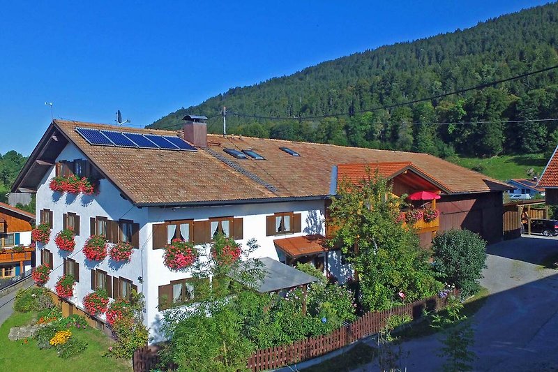Unser idyllisches Landhaus in den Bergen mit malerischem Ausblick.