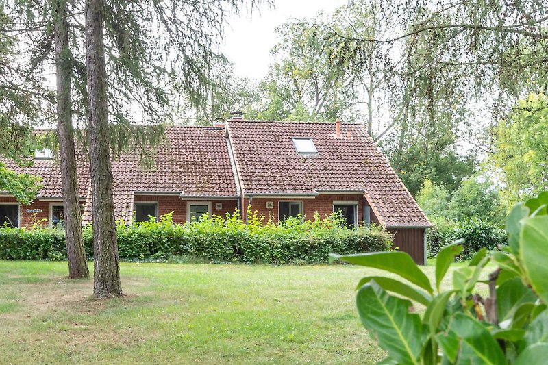 Ein charmantes Cottage mit einem schönen Garten und umgeben von Natur.