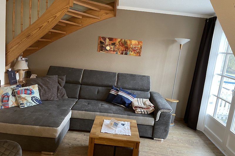 Modernes Wohnzimmer mit Holzmöbeln, bequemer Couch