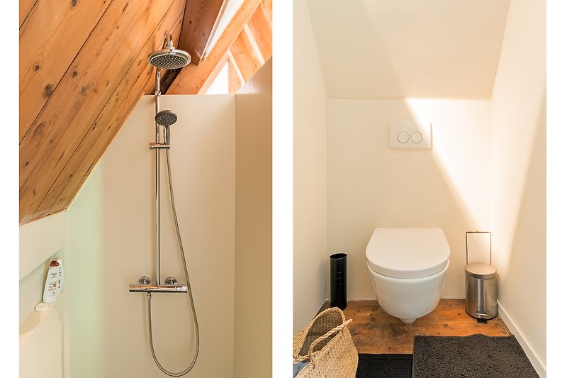 Schönes Badezimmer mit Holzdetails und stilvollem Design.