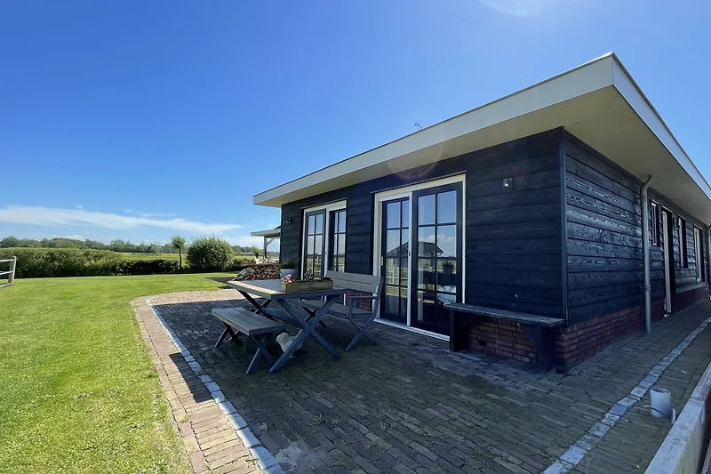 Gemütliches Ferienhaus mit ländlichem Charme und Holzverkleidung.