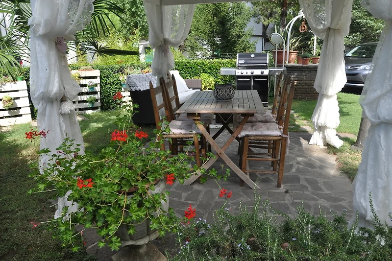 IL NOSTRO GIARDINO CON ANGOLO BARBECUE