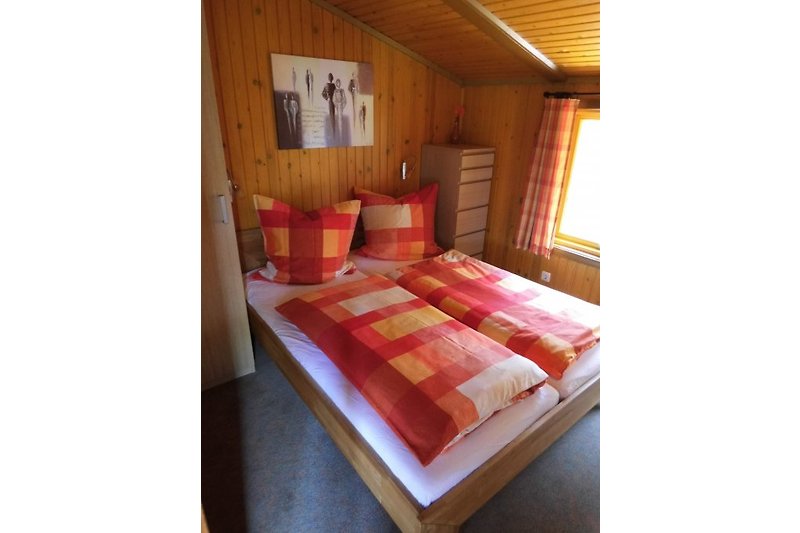 Schlafzimmer 1 mit 160 x 200 cm Bett
