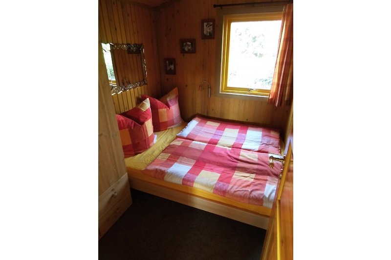 Schlafzimmer 2 mit neuem 140 x 200 cm Bett