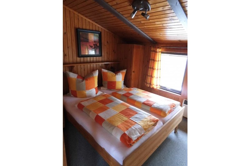 Schlafzimmer mit 180cm x 200cm Bett