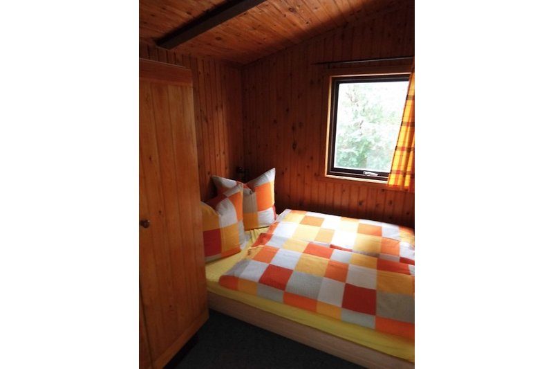 Schlafzimmer mit 140cm x 200cm Bett