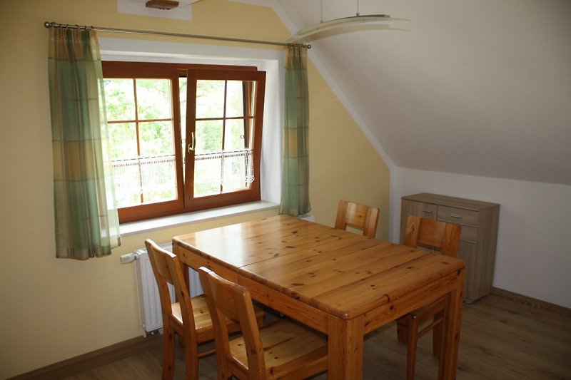 Der Tisch in der Ferienwohnung Kalkwerk ist ausziehbar und bietet Platz für bis zu 8 Personen.