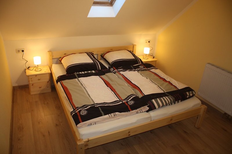 Schlafzimmer mit Doppelbett in der Ferienwohnung Silberlöffel