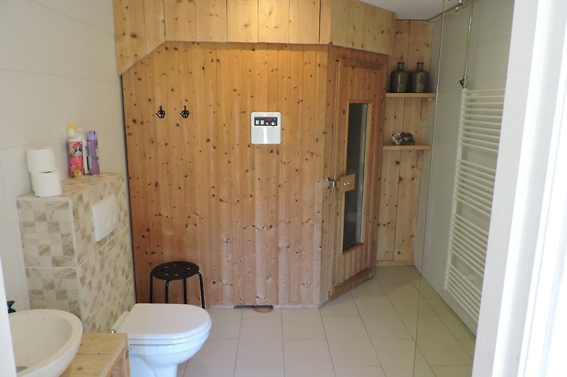 Sauna mit Dusche und Toilette