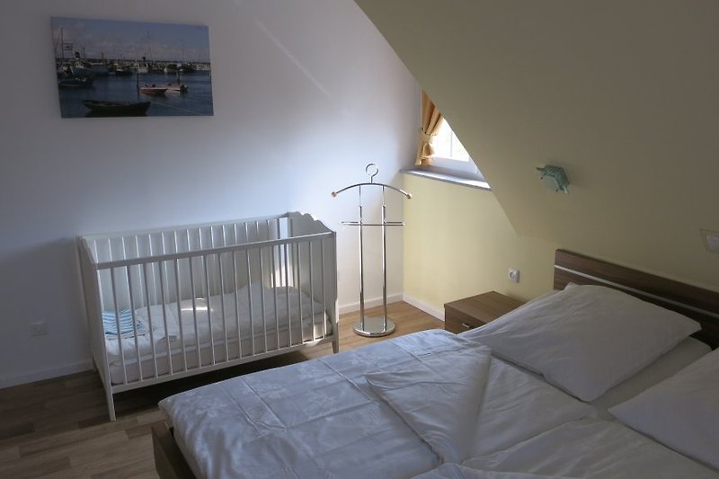 Schlafzimmer 3 mit Kinderbett