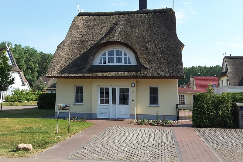 Noordzijde, huisingang, 3 parkeerplaatsen
