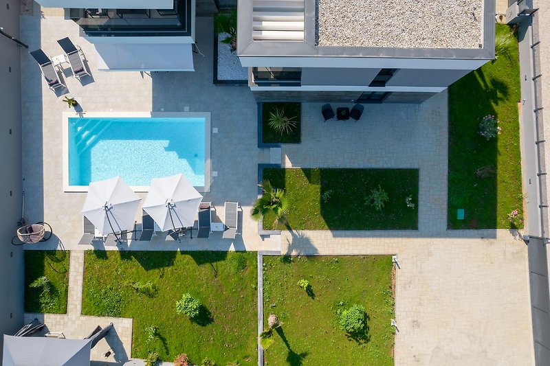 Schönes Haus mit grüner Umgebung und modernem Design.