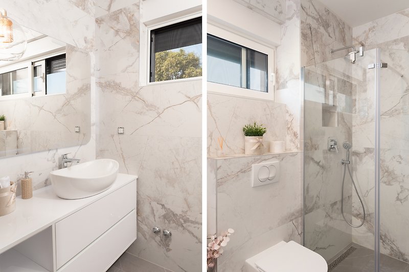 Schönes Badezimmer mit Spiegel, Waschbecken und modernem Design.