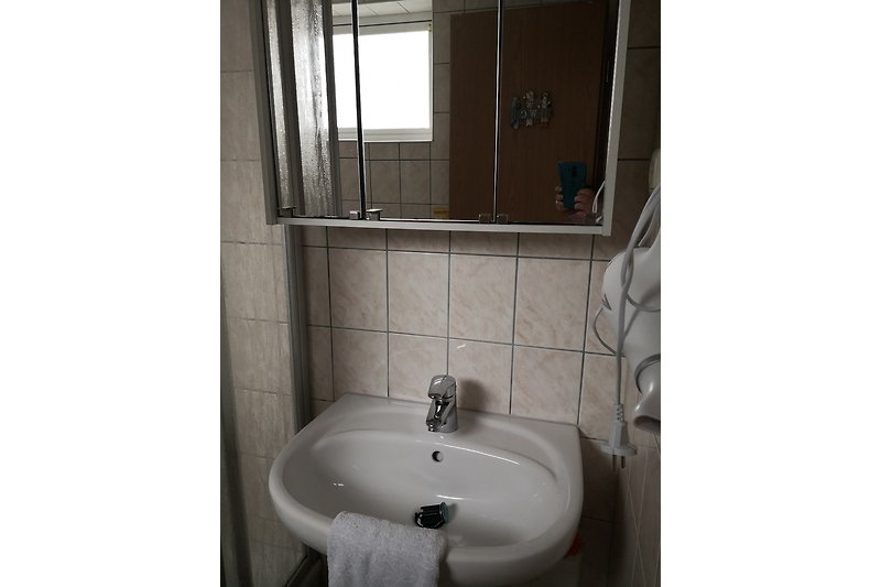 Waschbecken mit Spiegelschrank