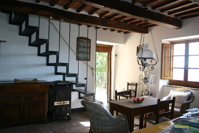 Die Küche mit Treppe ins obere Schlafzimmer